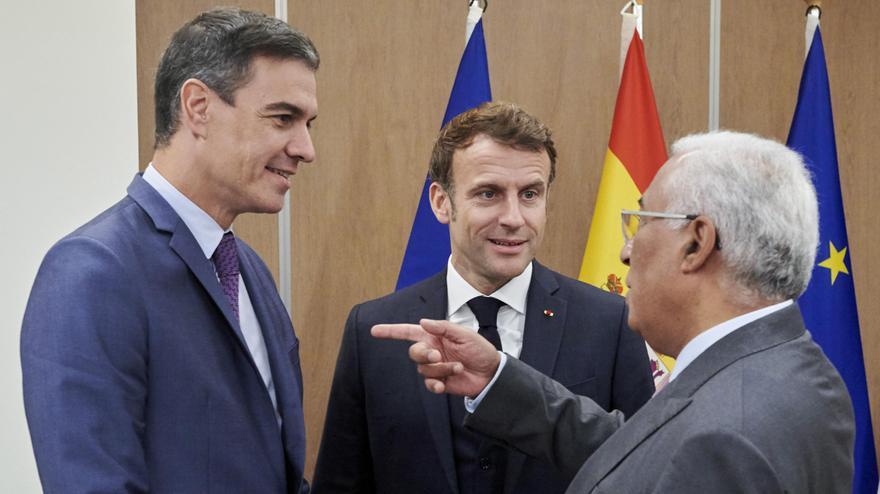Pedro Sánchez, con el primer ministro portugués, António Costa, y el presidente francés, Emmanuel Macron, en Bruselas.