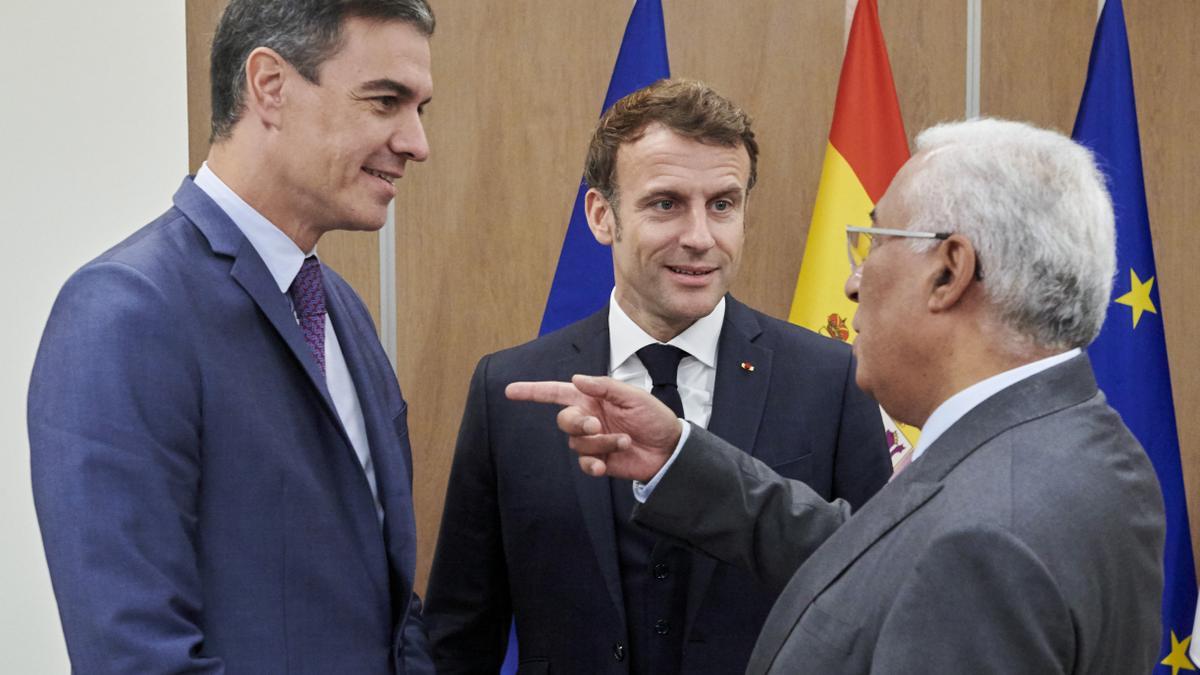 Pedro Sánchez, con el primer ministro portugués, António Costa, y el presidente francés, Emmanuel Macron, en Bruselas.