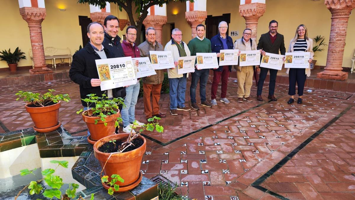Los representantes de las entidades colaboradoras muestran el número que se juega en Palma.