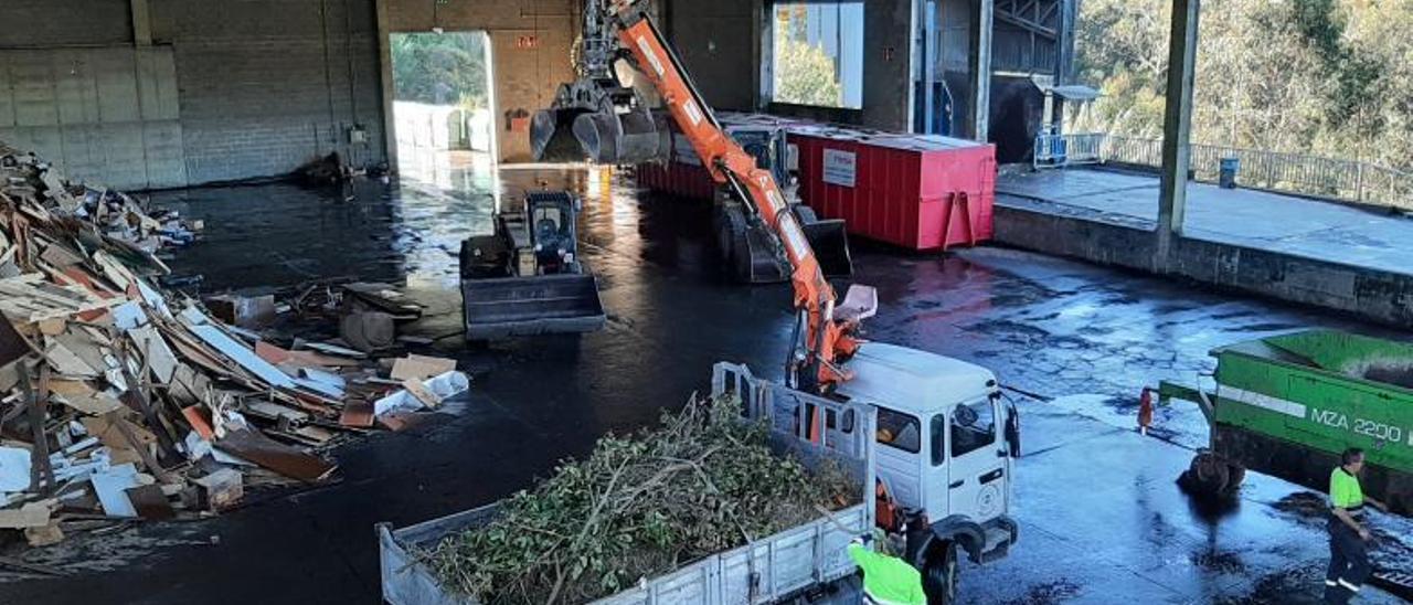 Operarios y maquinaria trabajando en el interior de la planta de la Mancomunidade en A Portela. |   // G.N.