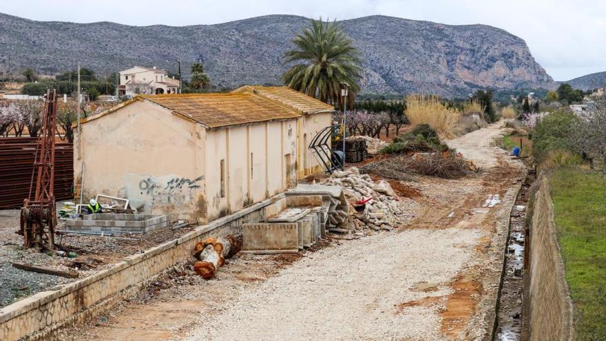 Talan árboles de 70 años de la estación de Benissa