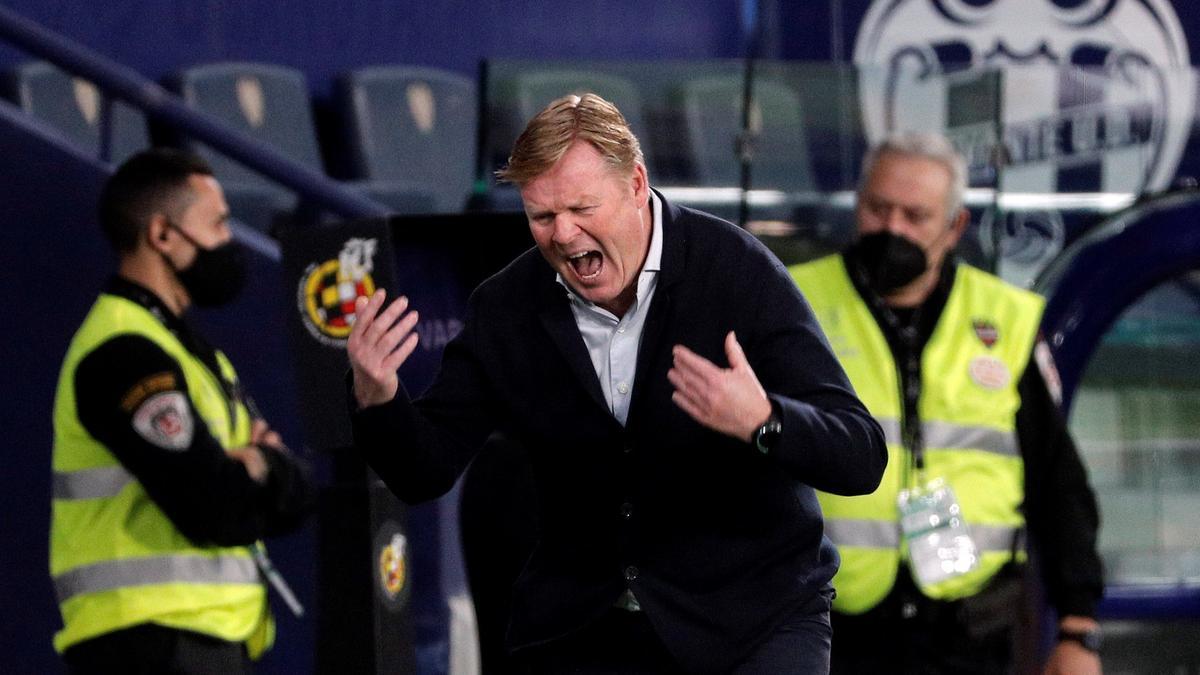 Koeman se lamenta de un error del Barça en el Ciutat de Valencia.