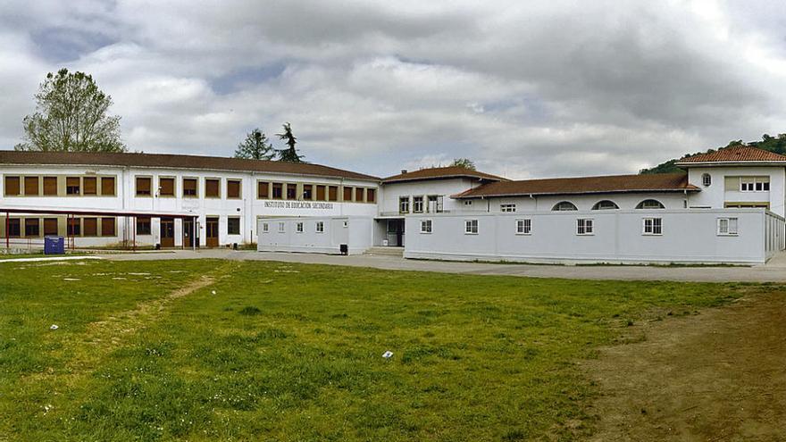 Las aulas portátiles ubicadas en el patio del Instituto Rey Pelayo de Cangas de Onís, ayer.