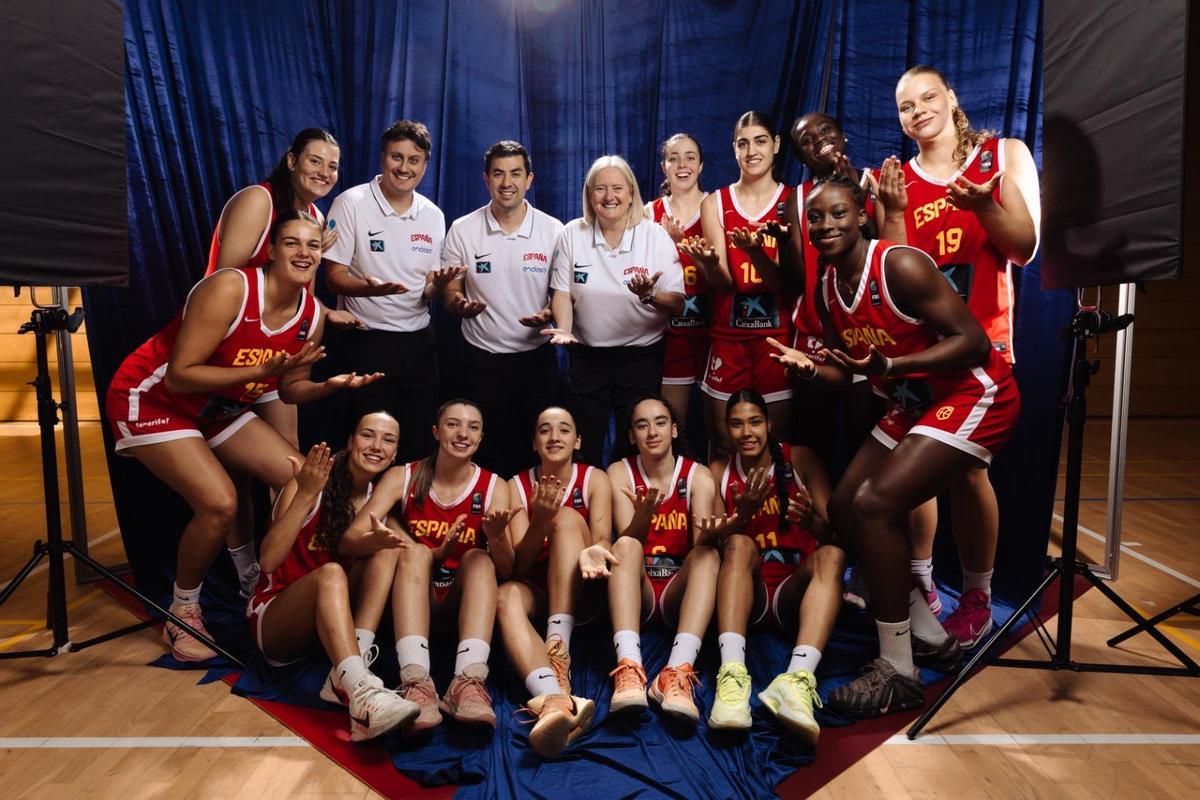 Foto de familia de la selección española femenina de baloncesto U17