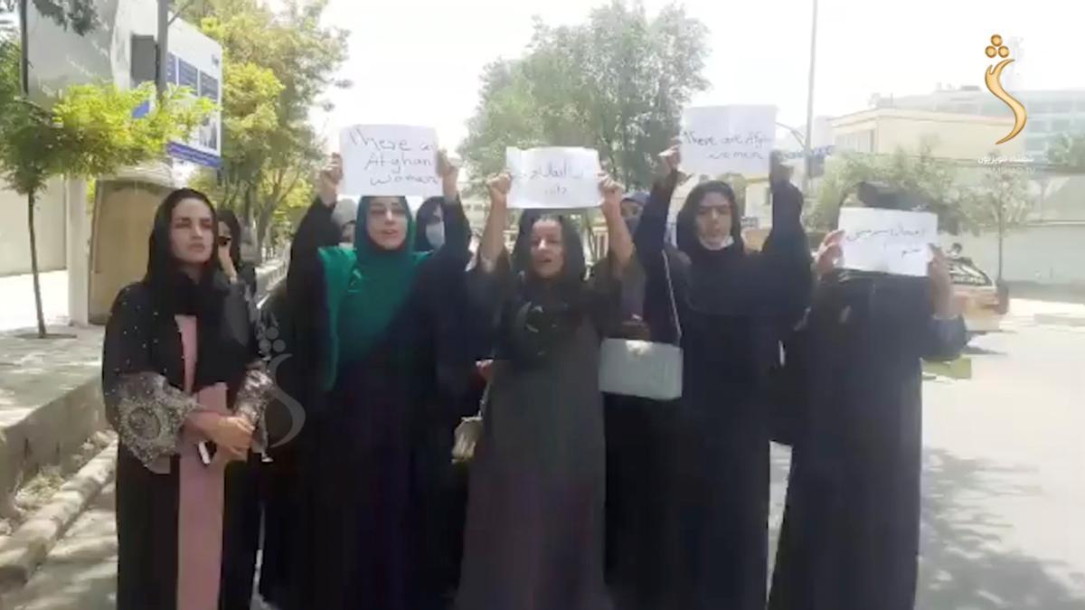 Un grupo de mujeres protesta en las calles de Kabul tras la llegada de los talibanes