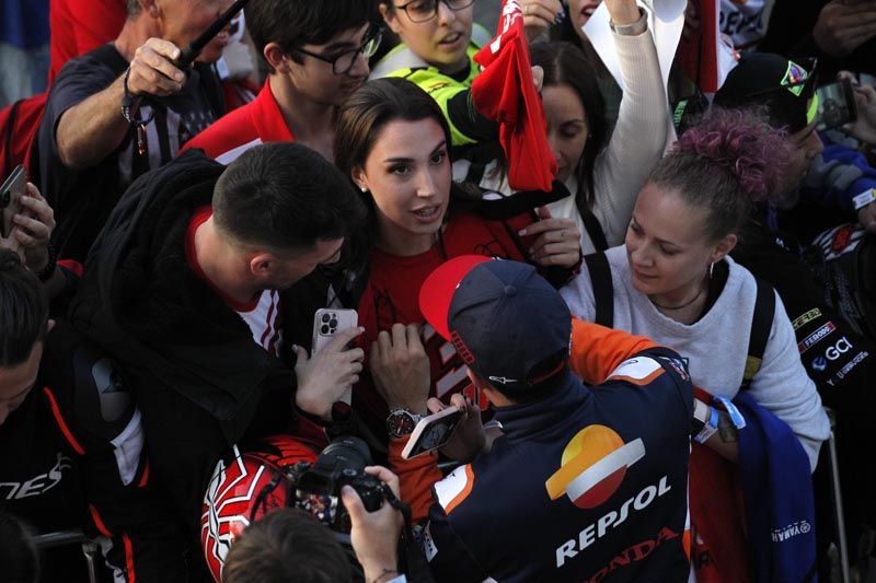 Ambientazo en Cheste | La afición disfruta con el Pit Walk