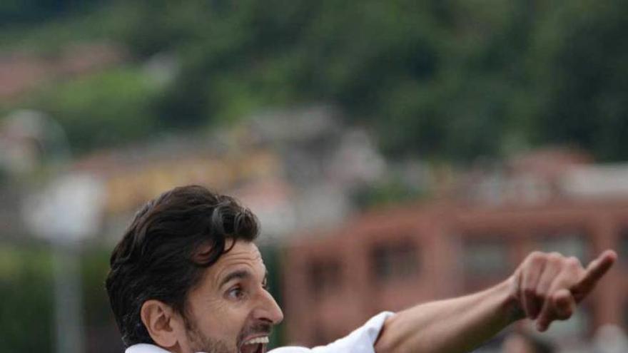 Iván Ania da instrucciones durante un partido del Caudal.