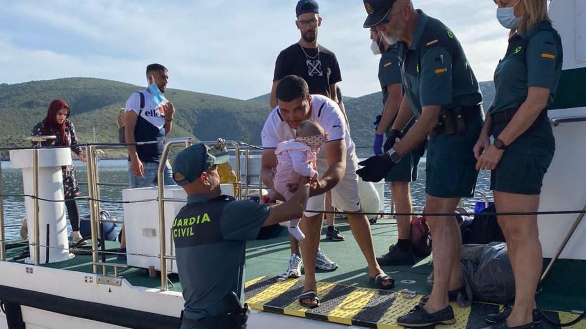 La Guardia Civil desembarcó al bebé en buen estado de salud.