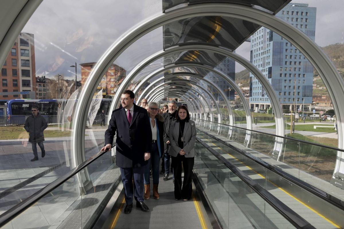 Barbón inaugura los pasillos rodantes  del HUCA y la nueva parada de autobús del hospital.