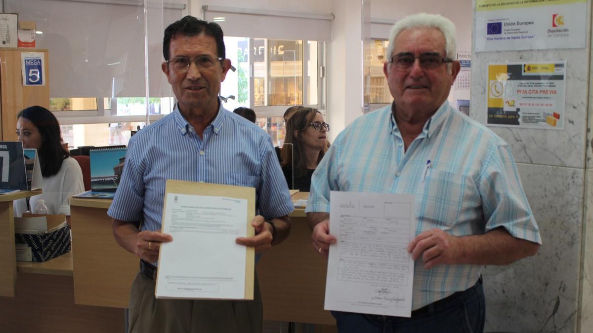 En la foto, Antonio Muñoz y Antonio Navas, vecinos que han entregado las firmas en el registro de entrada del ayuntamiento.