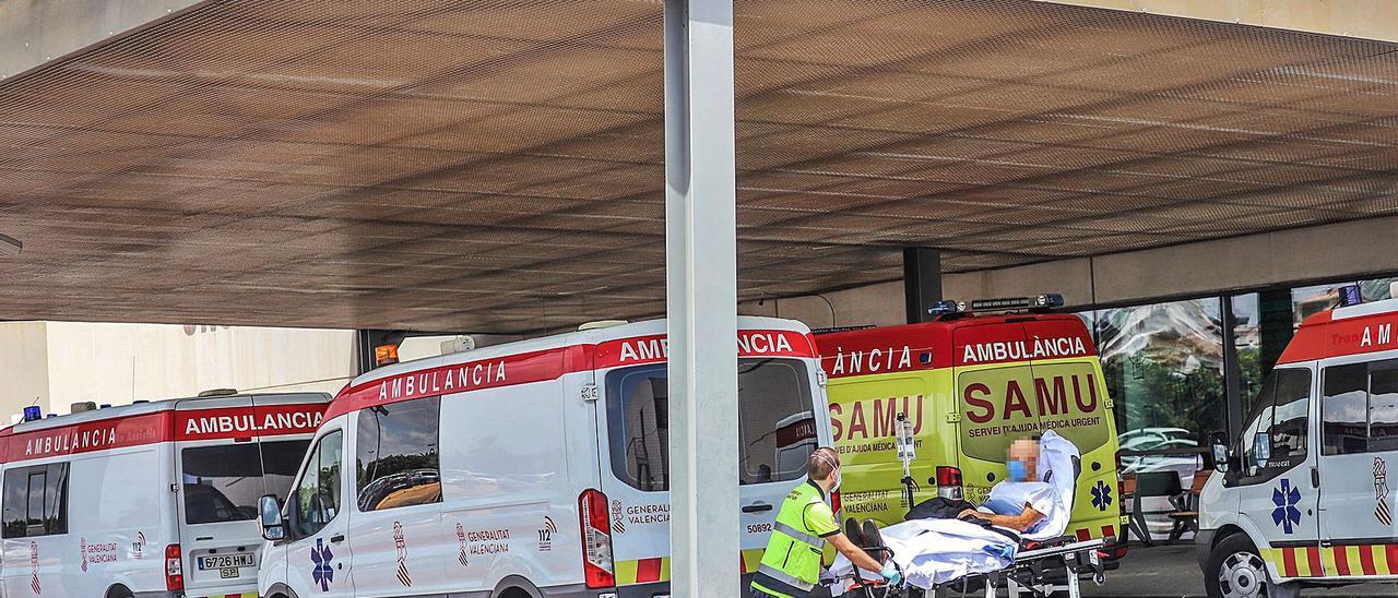 Actividad en la puerta de urgencias del Hospital Universitario de Torrevieja, que ha sufrido una gran presión asistencial este verano.