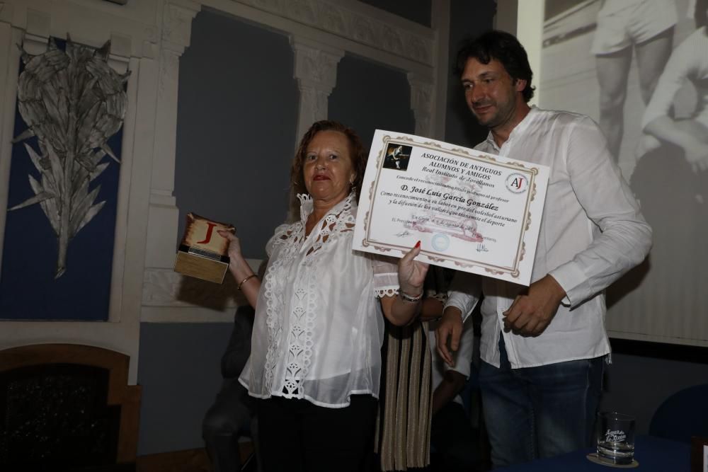 Entrega de distinciones a los antiguos alumnos del Instituto Jovellanos.