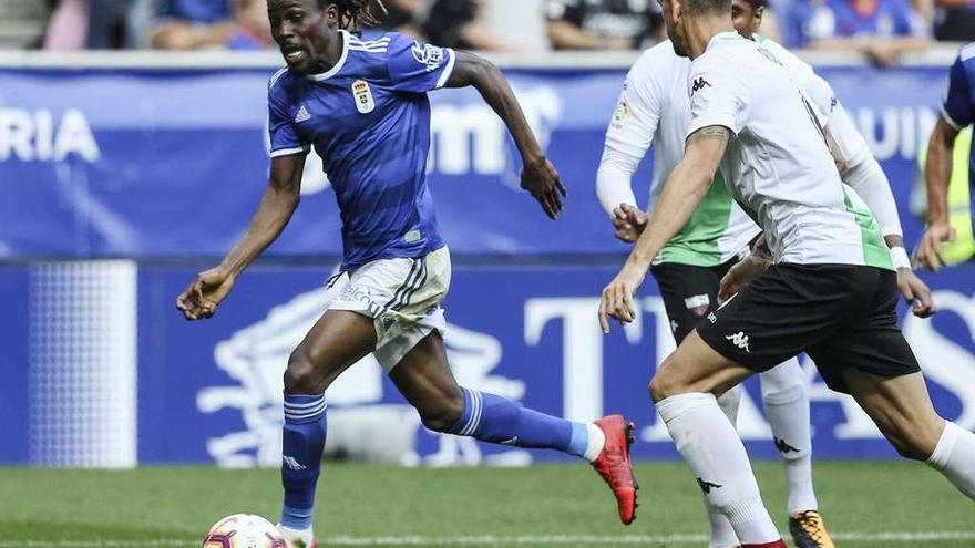 Boateng conduce la pelota ante dos rivales, ayer en el Tartiere.