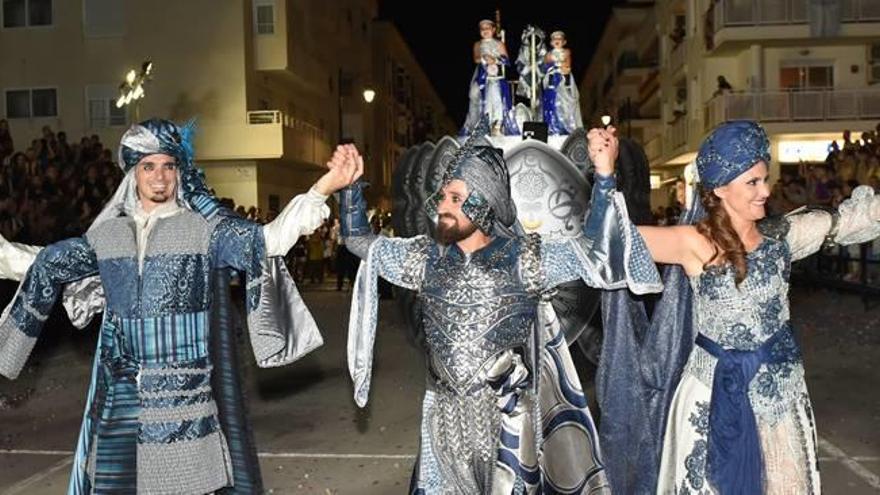 El rey moro, Pedro Parra, flanqueado por el abanderado moro, Pere Blázquez, y la embajadora mora, Rosa Cano, al final del desfile.