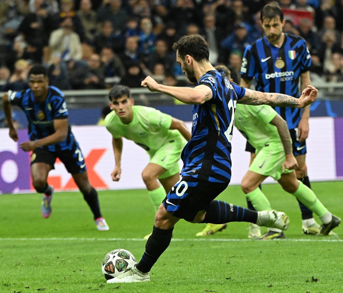 MILAN (Italy), 06/05/2025.- Inter Milan’s Hakan Calhanoglu scores the 2-0 goal from the penalty spot during the UEFA Champions League semifinal 2nd leg soccer match between Inter Milan and FC Barcelona, in Milan, Italy, 06 May 2025. (Liga de Campeones, Italia) EFE/EPA/DANIEL DAL ZENNARO. inter . barça. liga campeones 2024/2025 inter . barça. semifinal vuelta. accion camiseta verde. giuseppe meazza