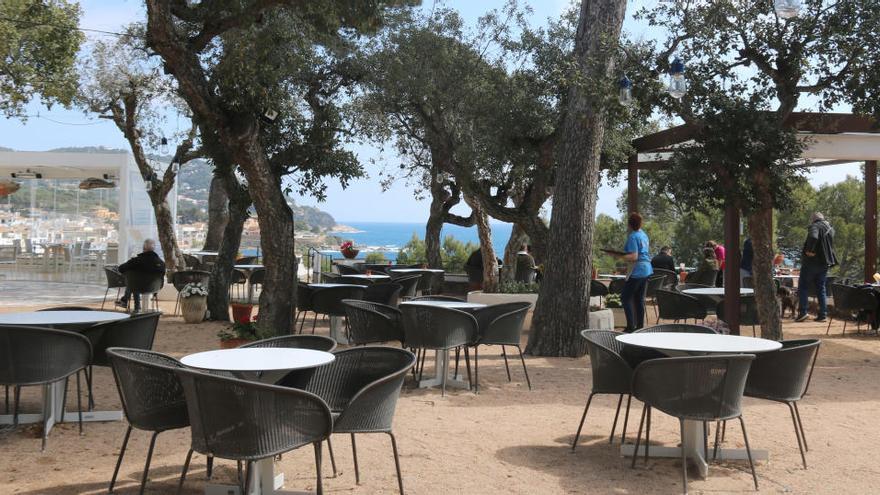 Una terrassa d&#039;un bar de Calella de Palafrugell pràcticament buida de clients aquest matí