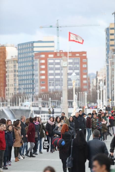 Cadena humana contra el racismo en Gijón.