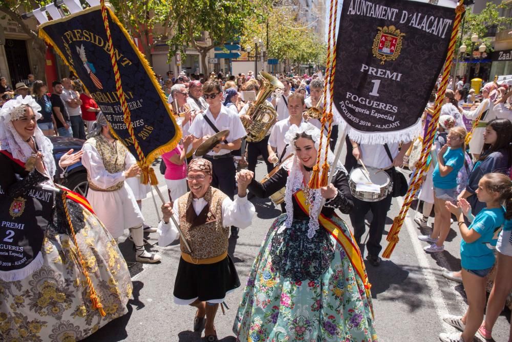 El Desfile de Entrega de Premios culmina con la entrega de más de 600 galardones a hogueras y barracas