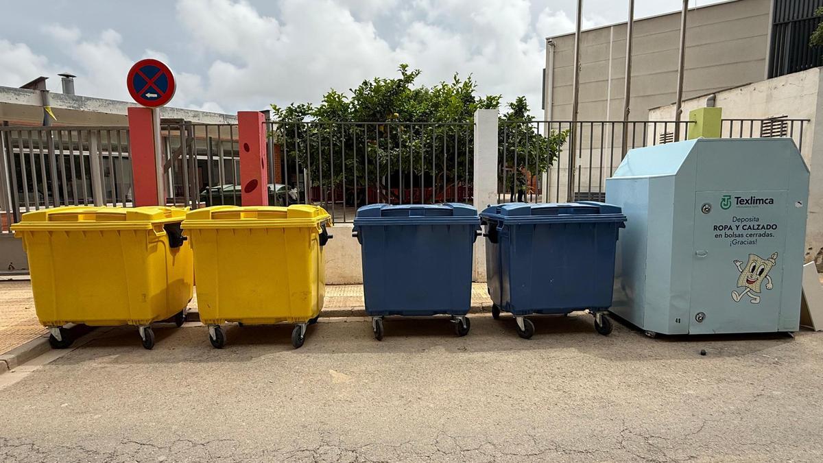 Contenedores de recogida selectiva de residuos.