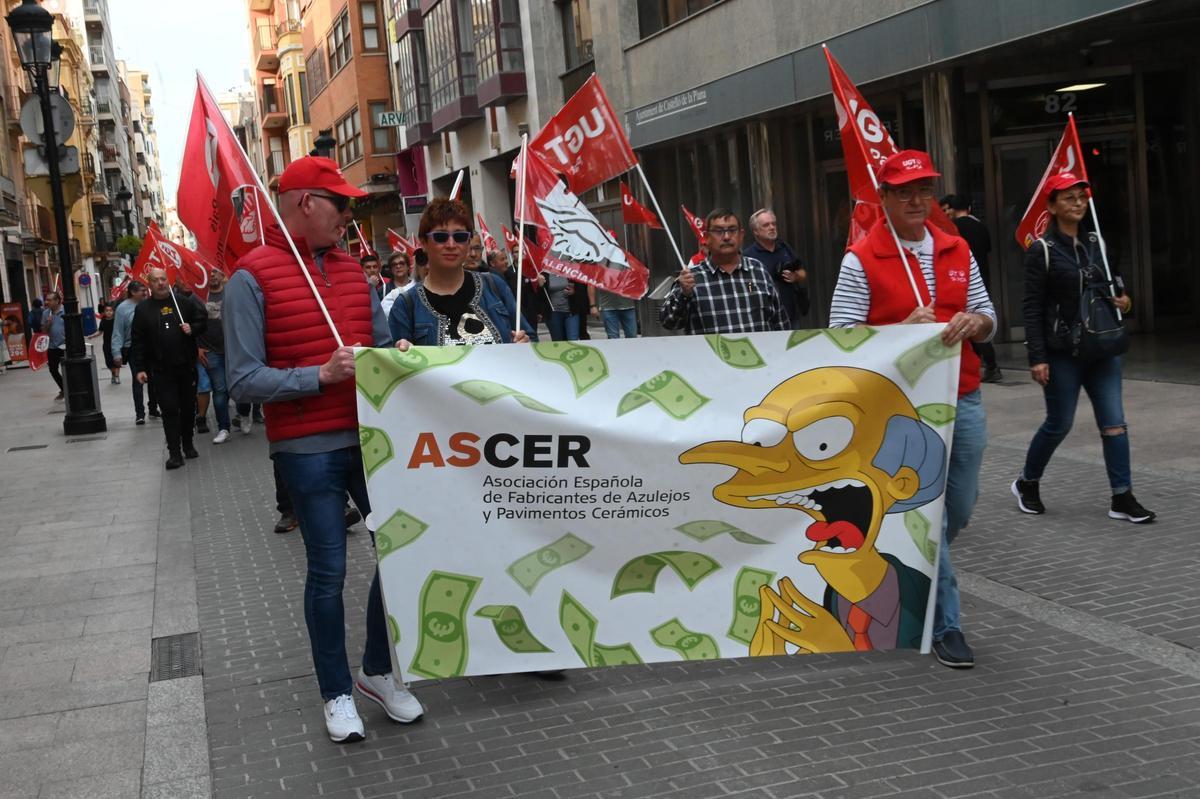 Una de las peculiares pancartas que sacan los sindicatos en las protestas por la cerámica.