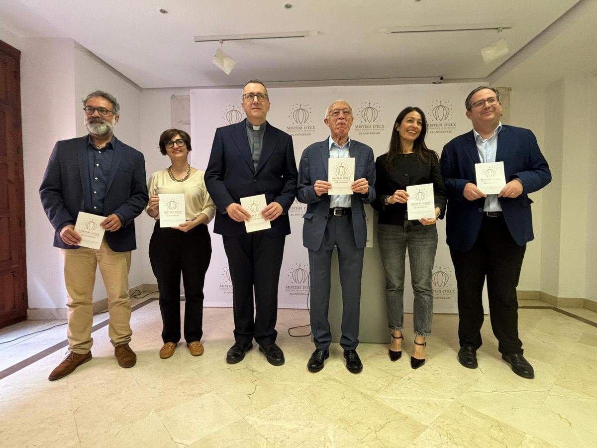 Foto de familia durante la presentación de los actos del Misteri d'Elx