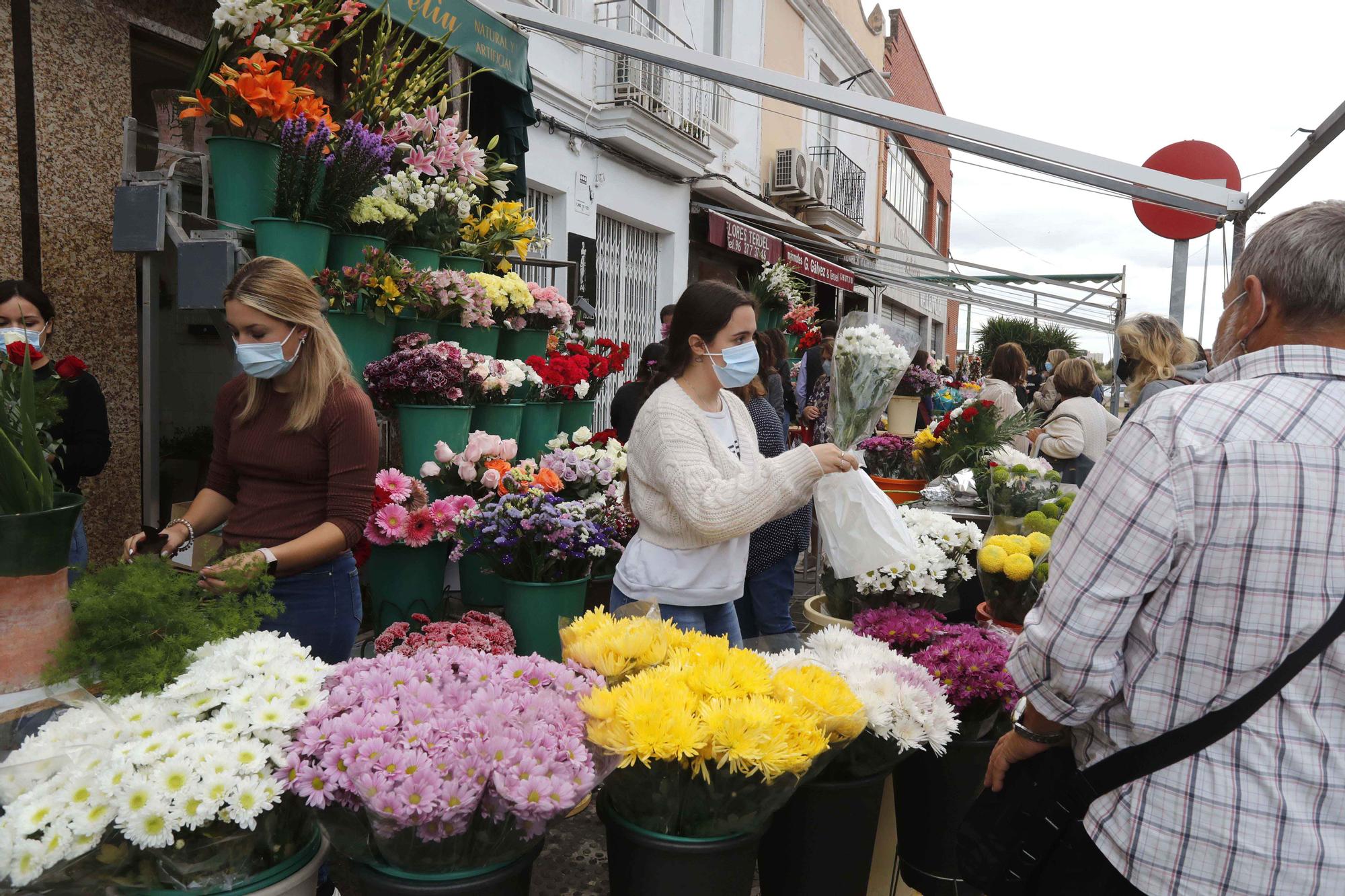 Masiva presencia en los cementerios en vísperas de Todos los Santos