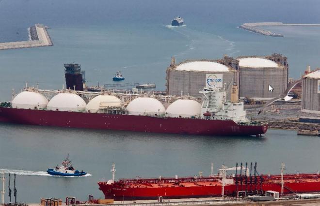 España contiene la fuga de barcos cargados con gas natural hacia otros países que pagan más pese a la escalada de precios