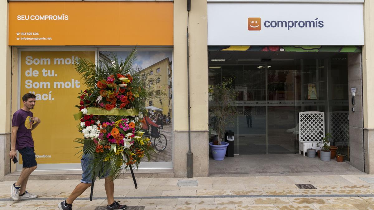 Corona de flores en la sede de Compromís este martes por la tarde.