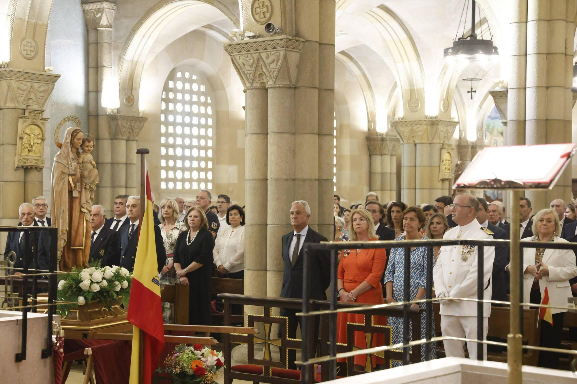 La misa con la Armada y la ofrenda floral del Carmen en Gijón, en imágenes
