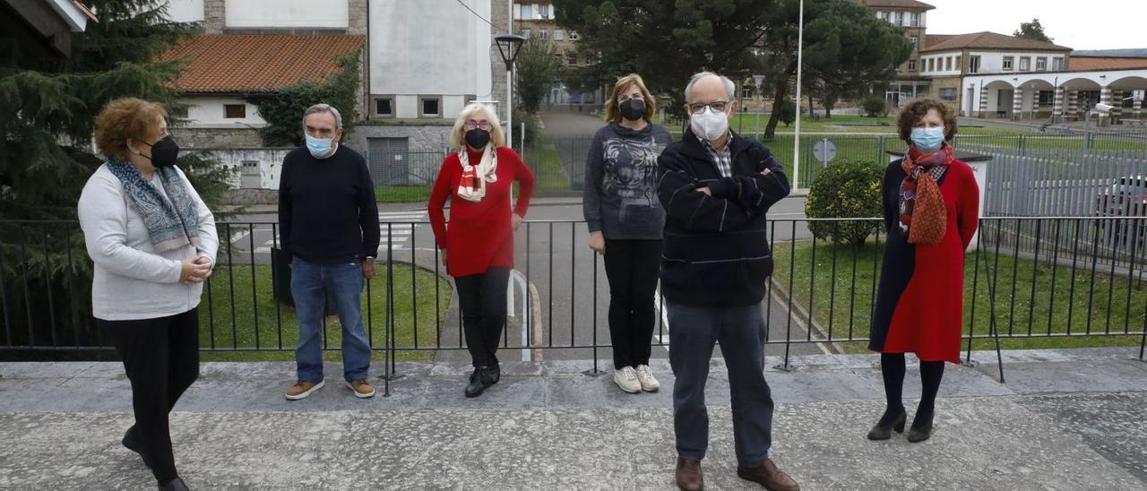 Por la izquierda, Victoria Cerdeira, José Álvarez, Dolores Lavilla, Cristina Ordieres, Ricardo Fuertes y Carmen González, en la sede de la UNED.