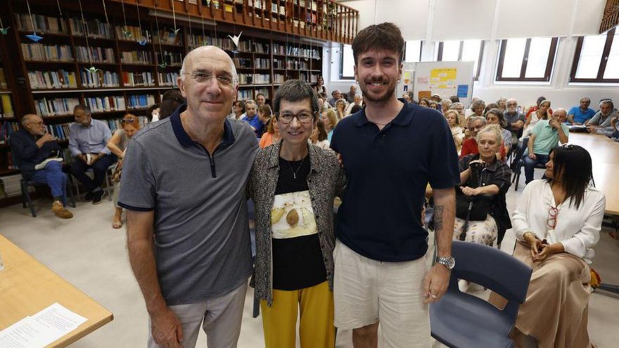 Enrique Piñeiro xunto coa súa dona e o seu fillo na presentación do libro no IES Valle-Inclán.
