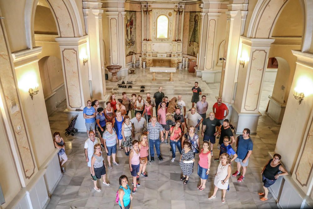 Los vecinos de Redován se ponen manos a la obra para habilitar la iglesia