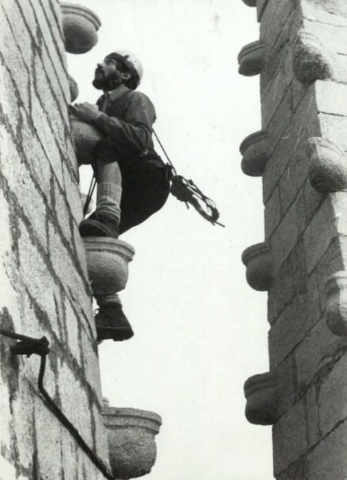 Secció muntanya: escalada al campanar de Sant Feliu per retirar-ne la vegetació, 20 d’octubre de 1979.