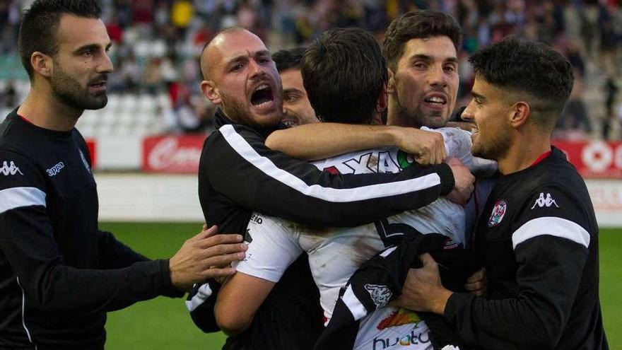 Los jugadores celebran el triunfo, ayer.