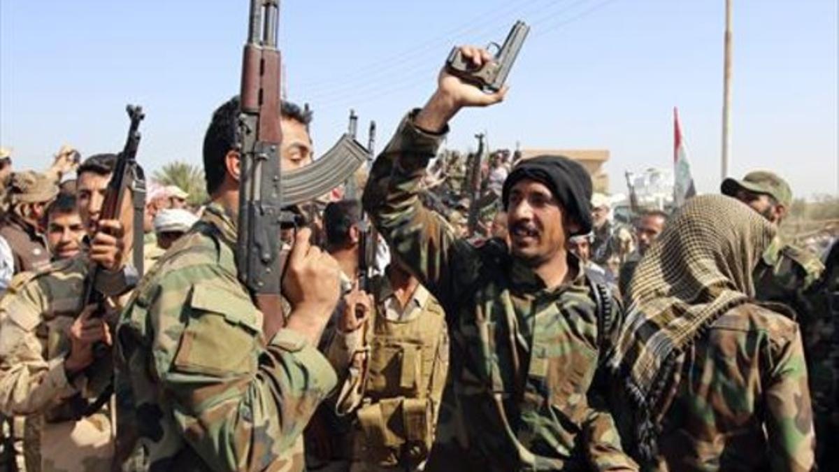 Soldados iraquís y milicias chiís, cerca de Bagdad.