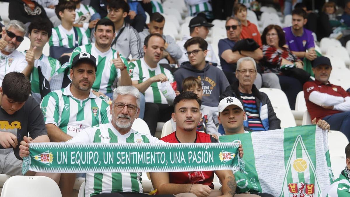 Aficionados blanquiverdes arropan al Córdoba CF durante el choque ante el Oviedo en El Arcángel.
