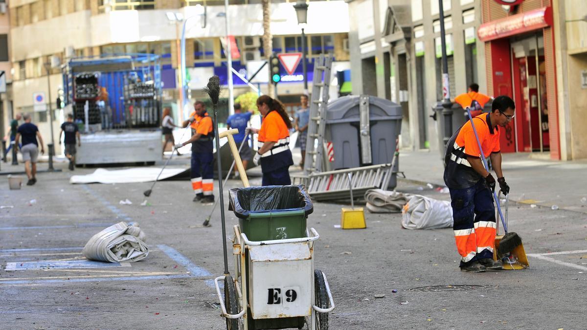 Limpieza y baldeo de las calles de la ciudad tras la Cremà