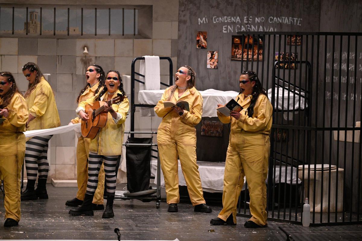 Estefanía Pérez González, directora musical de Las Chimixurris, durante su actuación en 2025.