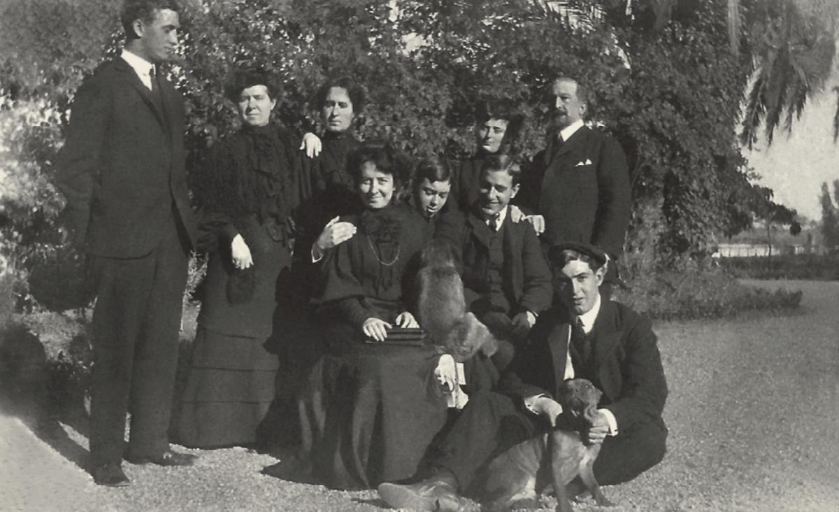 Rafael Gómez Brayley (con el perro), junto a su familia.