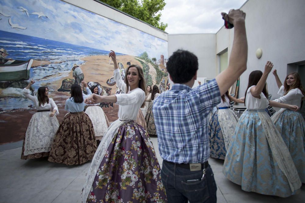 Ensayo de la Dansà con la fallera mayor y la corte