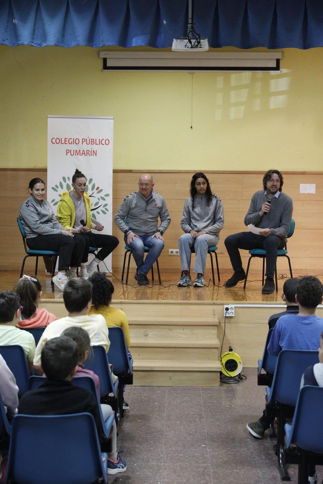 En imágenes. El Club Balonmano La Calzada visita el colegio Pumarín