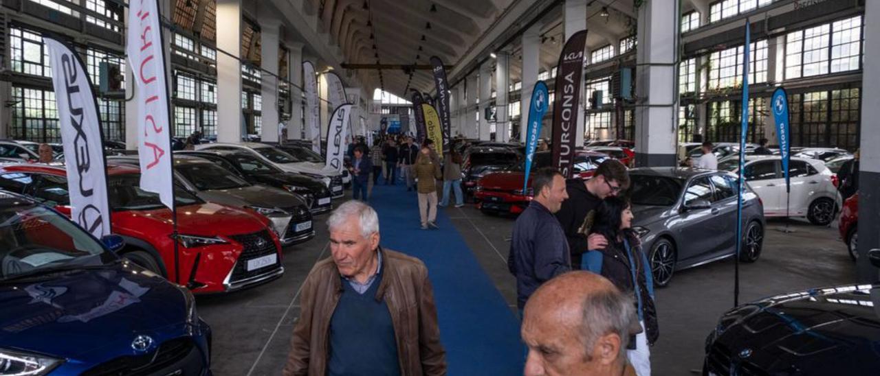 Visitantes en la exposición de coches de La Vega, en la Feria del Automóvil del año pasado.