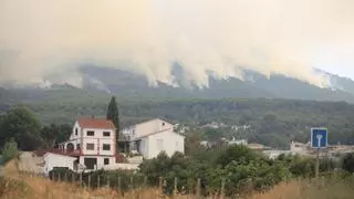 El incendio atraviesa las peores horas del día y el fuego provoca nuevos desalojos