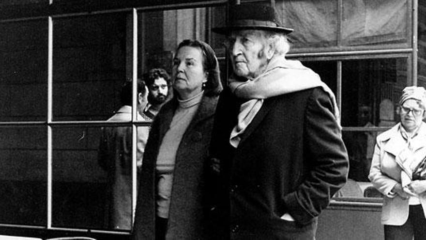 Robert Graves, durante un paseo por el centro de Palma, con su sombrero de indio navajo.