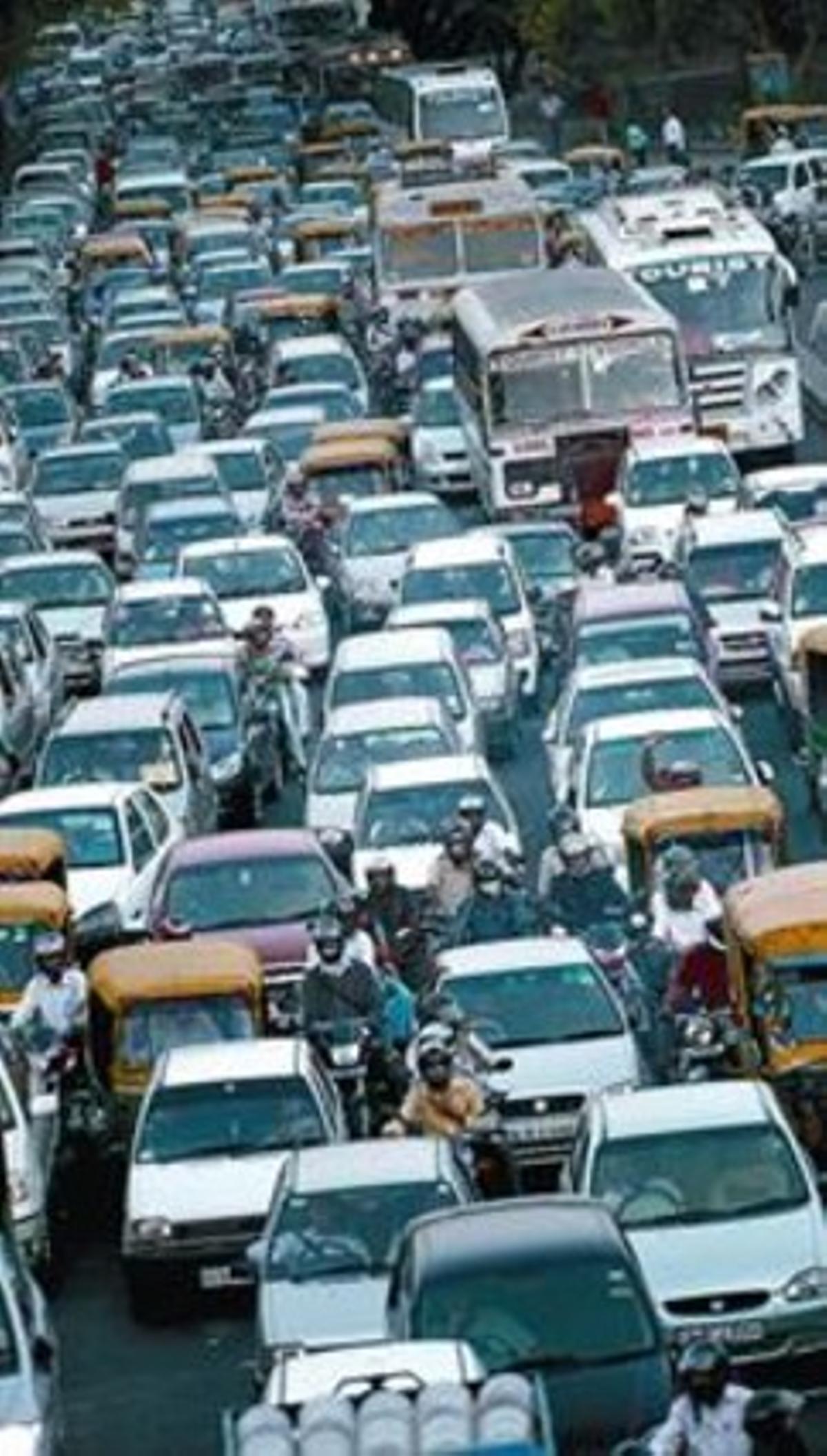 Embús en hora punta a la ciutat índia de Nova Delhi.