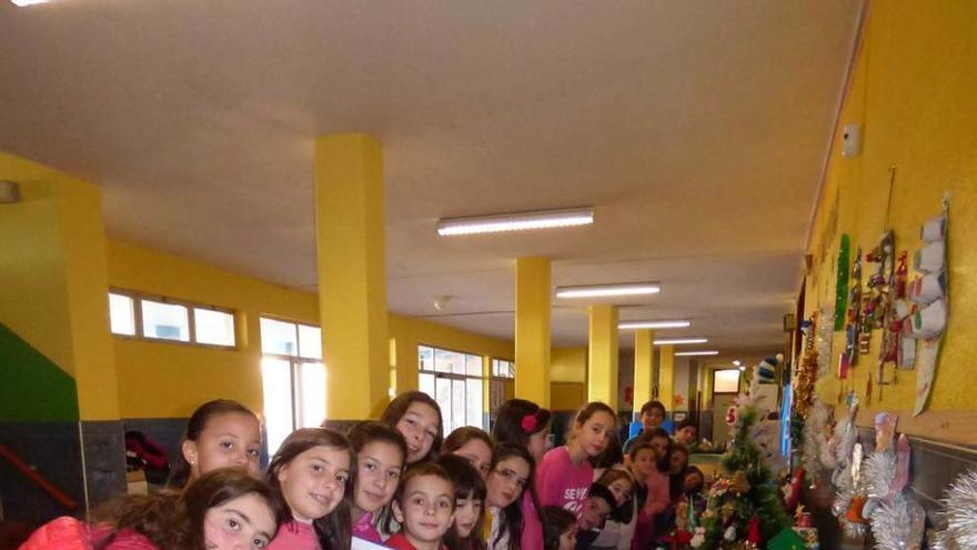 Alumnos del Pascón ante su exposición de adornos navideños.