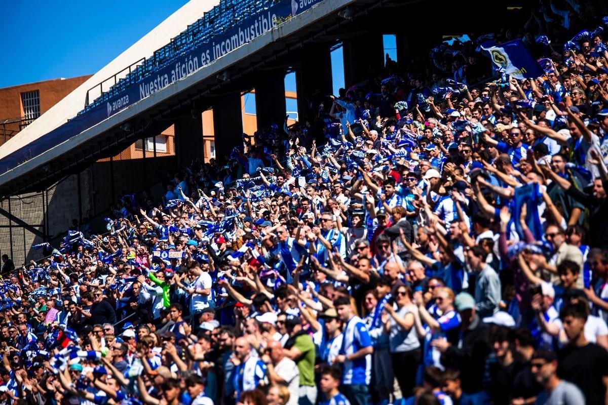 Aspecto de la tribuna delantera durante un partido de liga en el Rico Pérez.