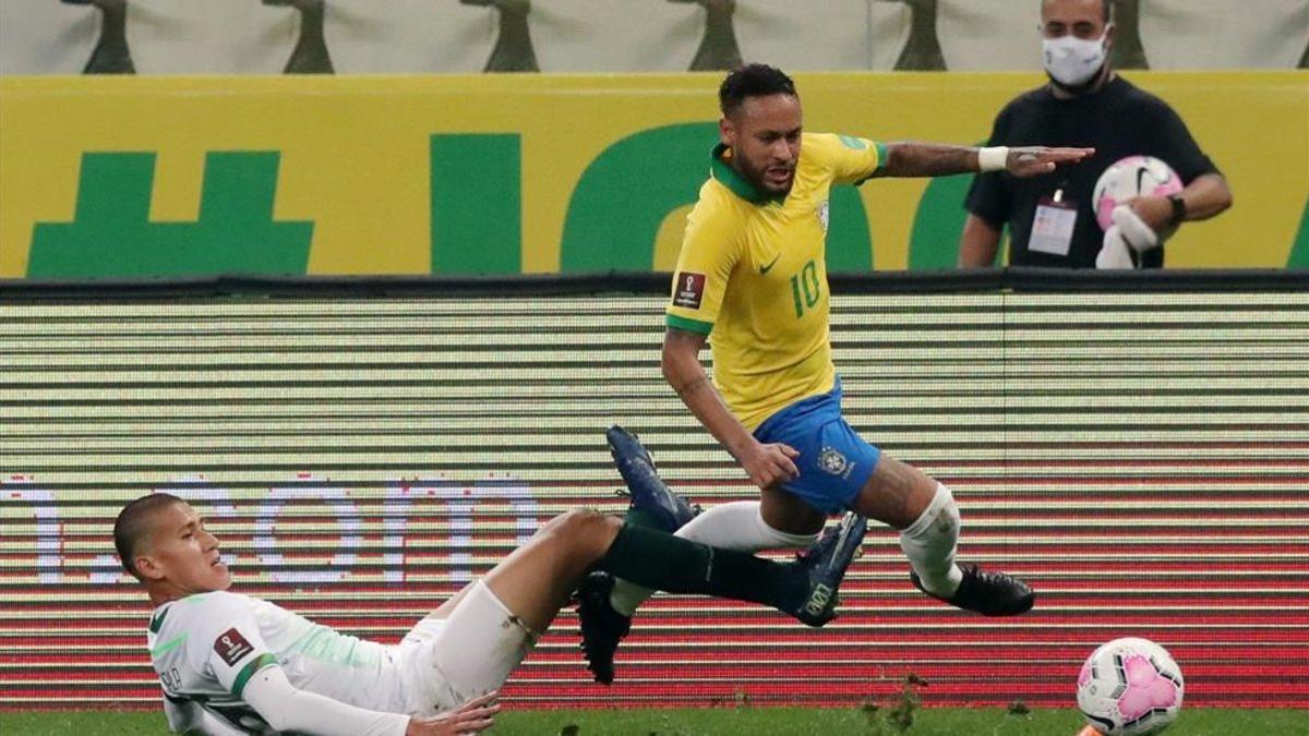 Neymar, en una de las acciones ante Bolivia