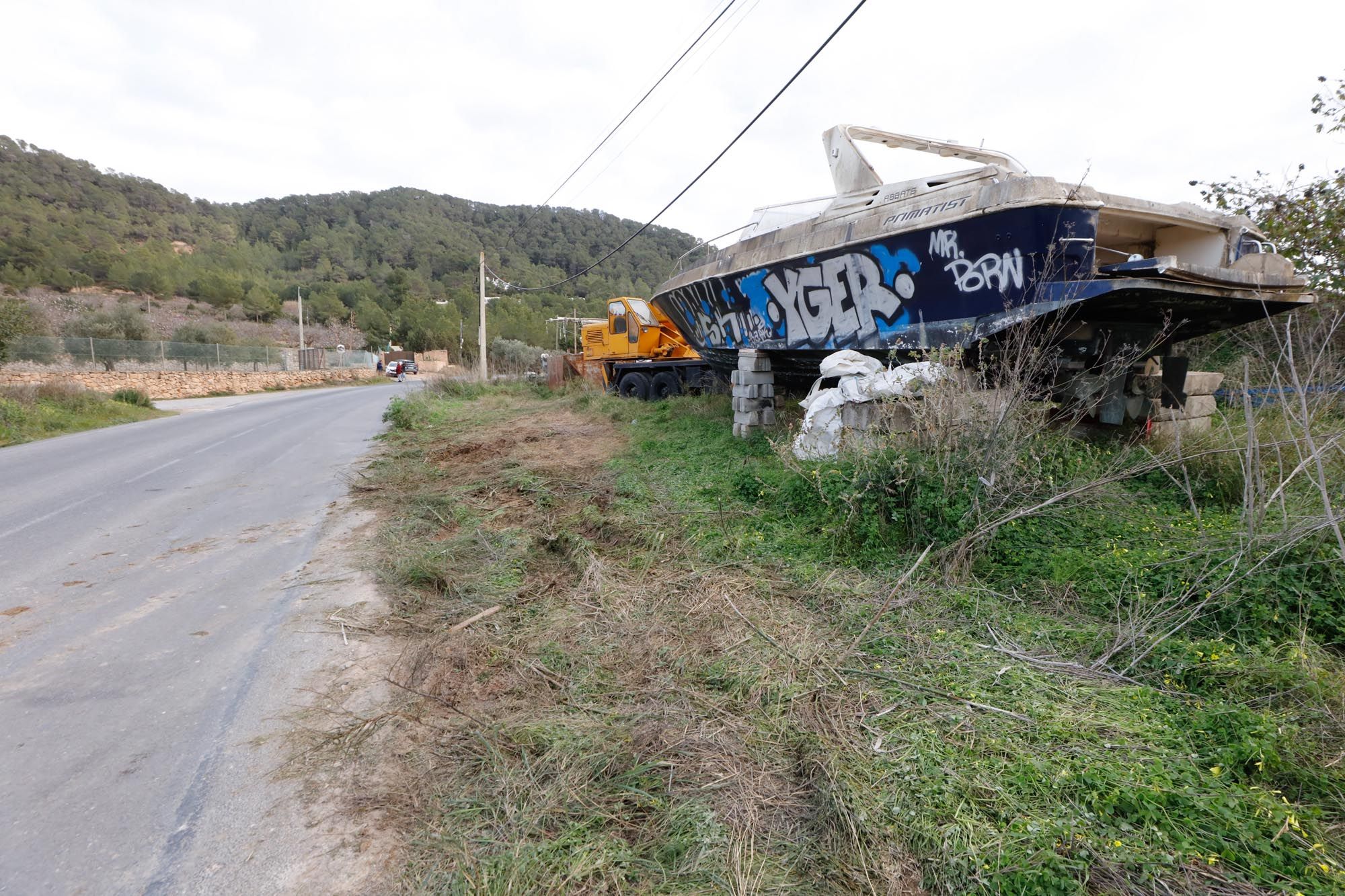 Retirada de barcos almacenados ilegalmente en Cala Tarida