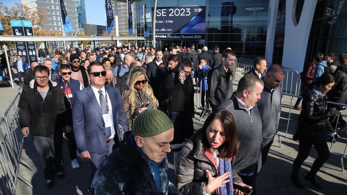  Colas de acceso en la entrada del salón ISE